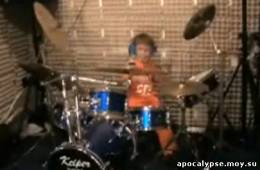 Мальчишка отжигает на барабанах